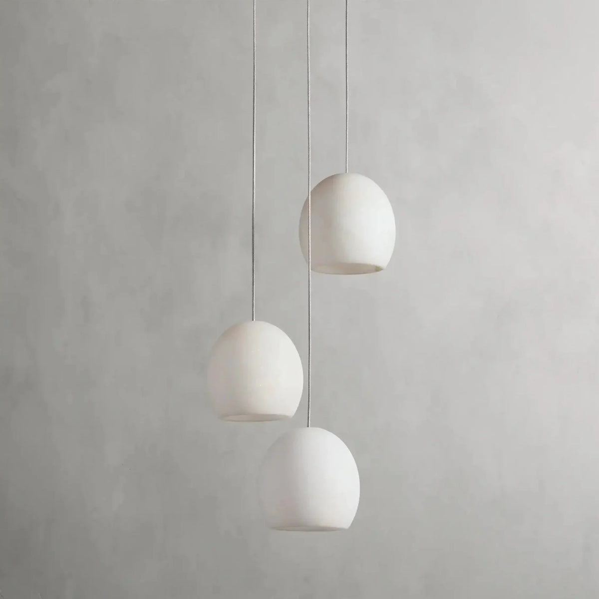 Auris 3-light marble chandelier close-up
