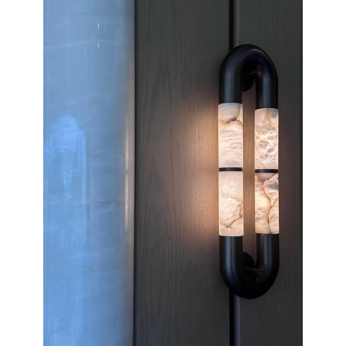 Alabaster Banded KoKo Sconce - L 15cm x W 8cm x H 54cm / L 5.9″ x W 3.1″ x H 21.3″Black & Whitecasivra