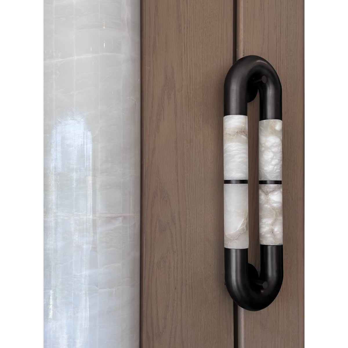 Alabaster Banded KoKo Sconce - L 15cm x H 60cm / L 5.9″ x H 23.6″Black & Whitecasivra