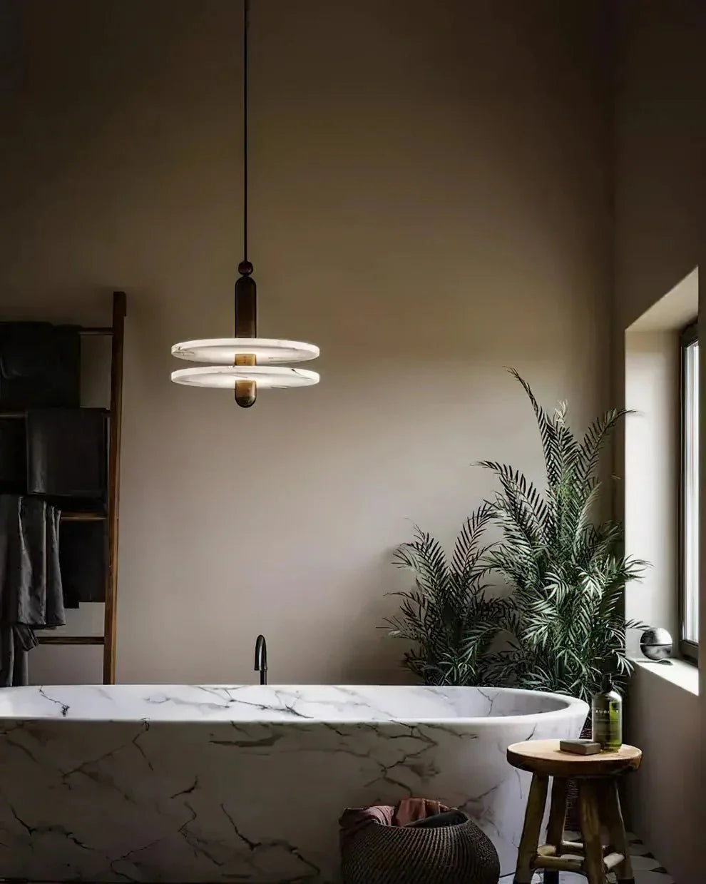 Alabaster Comet Pendant Lamp - D 40cm x H 45cm / ∅ 15.7″ x H 17.7″BlackWarm Lightcasivra
