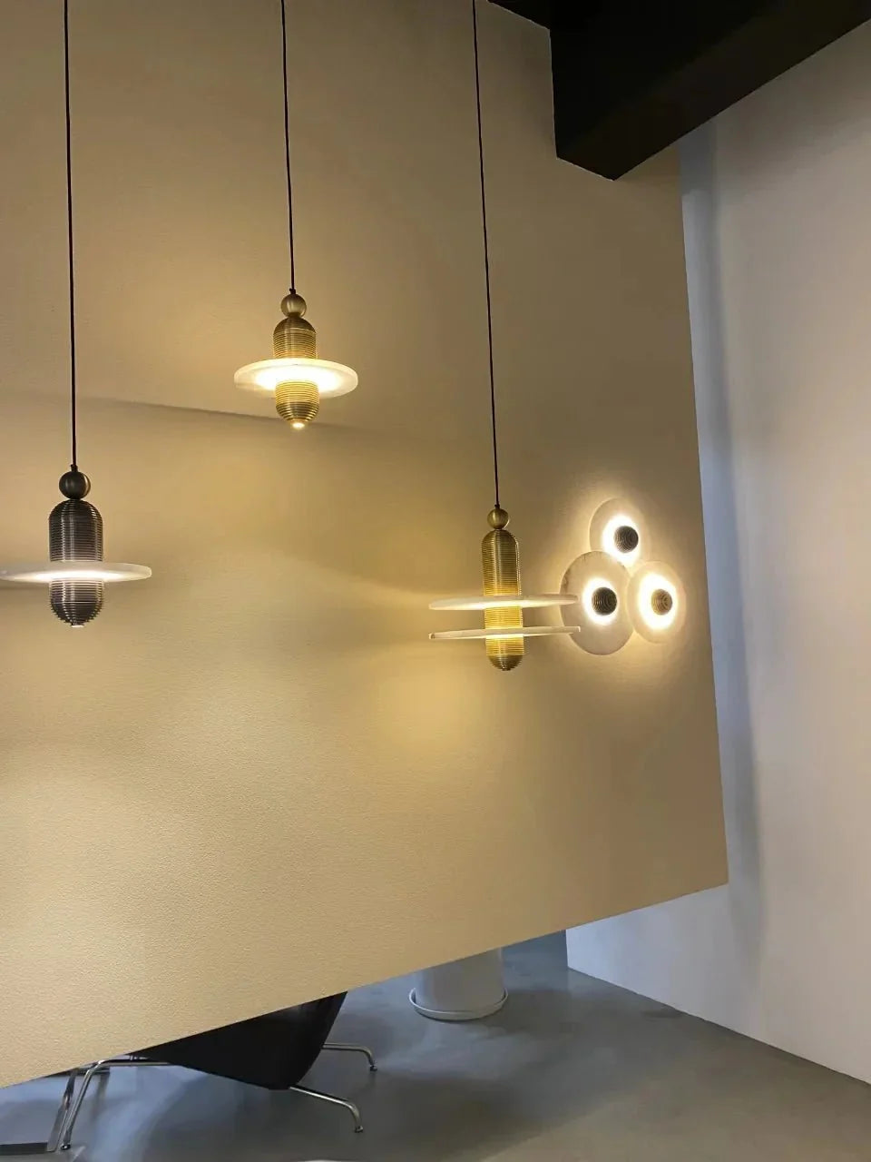 Alabaster Comet Pendant Lamp - D 40cm x H 45cm / ∅ 15.7″ x H 17.7″BlackWarm Lightcasivra
