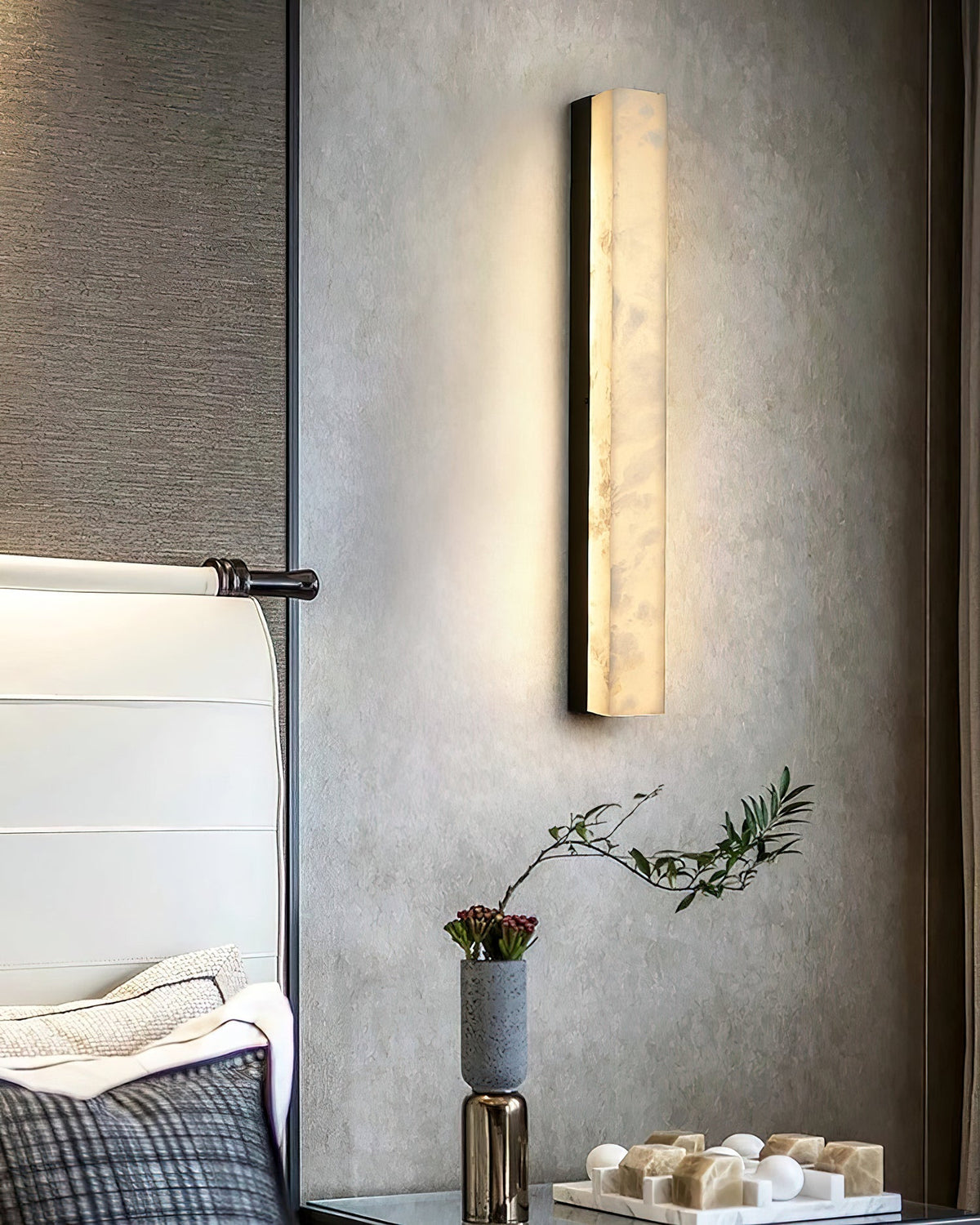 Geometric Alabaster Wall Lamp - L 3.1” x W 3.1“ x H 31.5“Black & WhiteWarm Lightcasivra