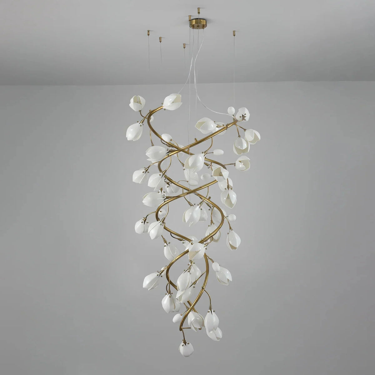 Lysandra Flower staircase chandelier - ∅ 47.2″ x H 98.4″ / Dia 120cm x H 250cmGold + Whitecasivra