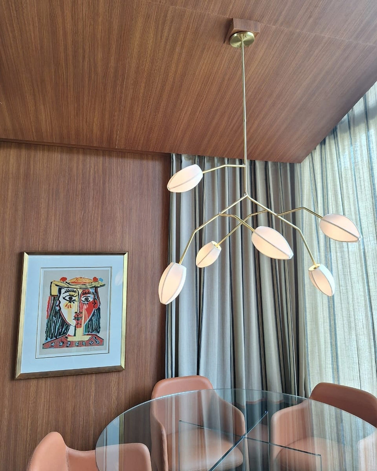 Sacura Chandelier - 6 lights L 49.2″ x W 39.4″ x H 43.3″Brass & Whitecasivra